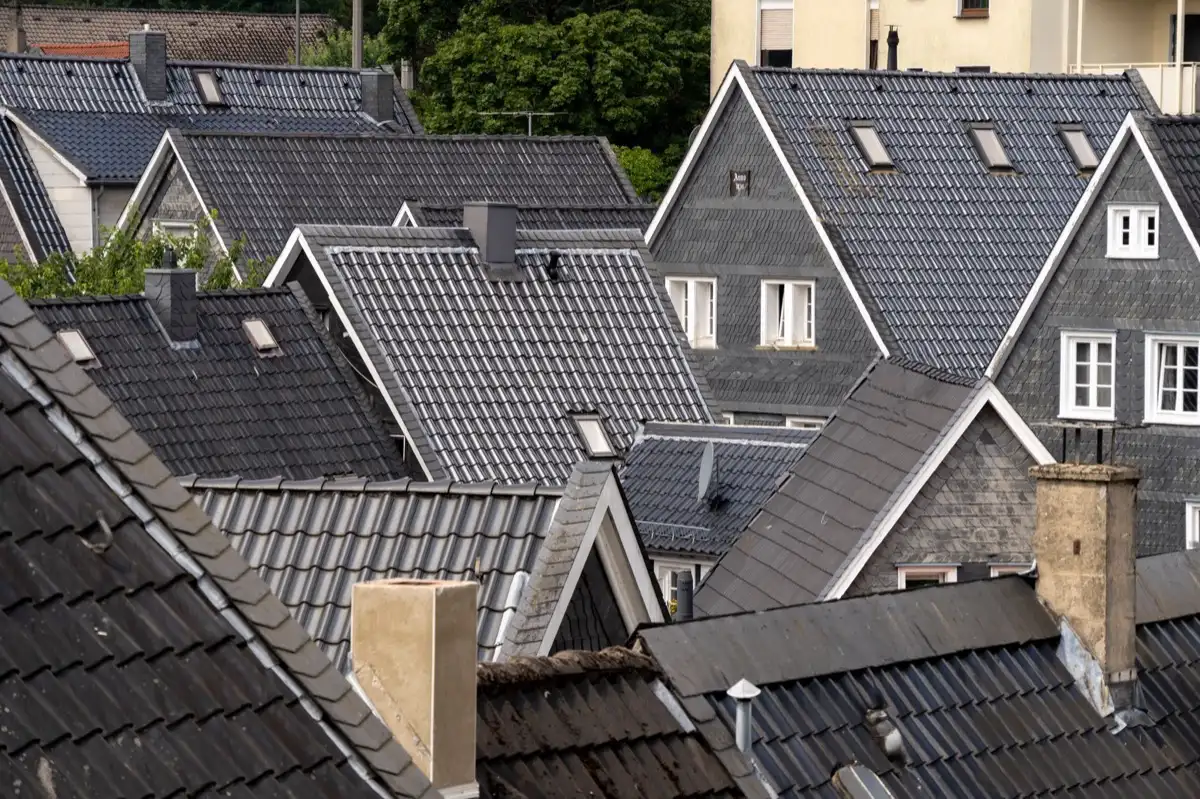 Steep roof eaves and gutter lines on houses in Orland Park, IL